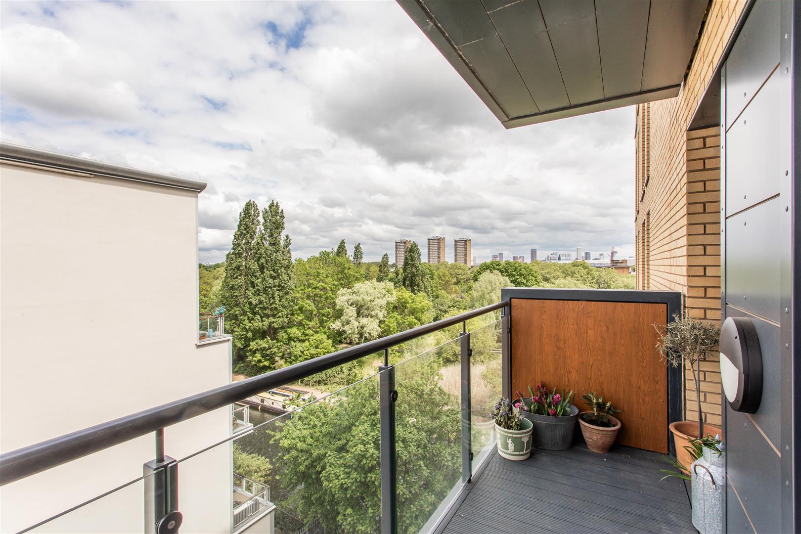 1 bed property in Palmers Road, London